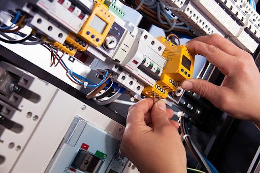 6 Factors to Look For When Choosing an Electrical Contractor