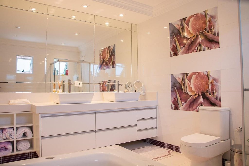 How to Create a More Spacious Feel in a Small Bathroom